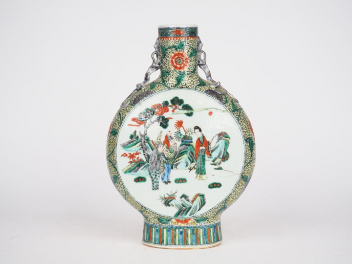 Vase gourde en porcelaine et émaux style de la famille verte, décor en
