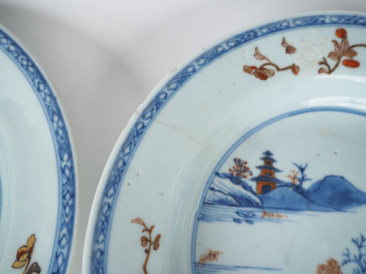 Ensemble comprenant : quatre assiettes creuses et deux assiettes en po