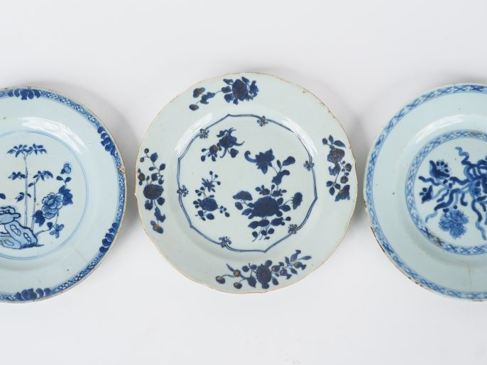 3 assiettes en porcelaine bleu blanc, décor de bambous, de pivoiniers,