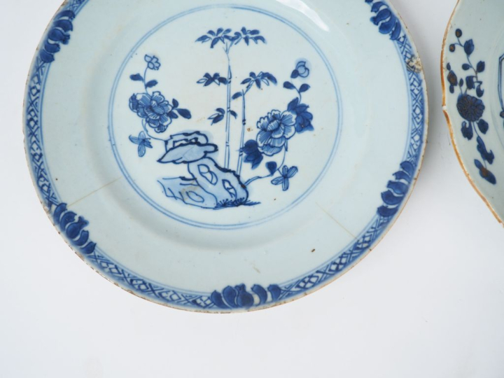 3 assiettes en porcelaine bleu blanc, décor de bambous, de pivoiniers,