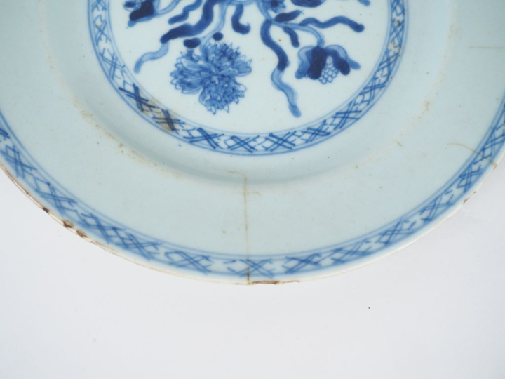 3 assiettes en porcelaine bleu blanc, décor de bambous, de pivoiniers,