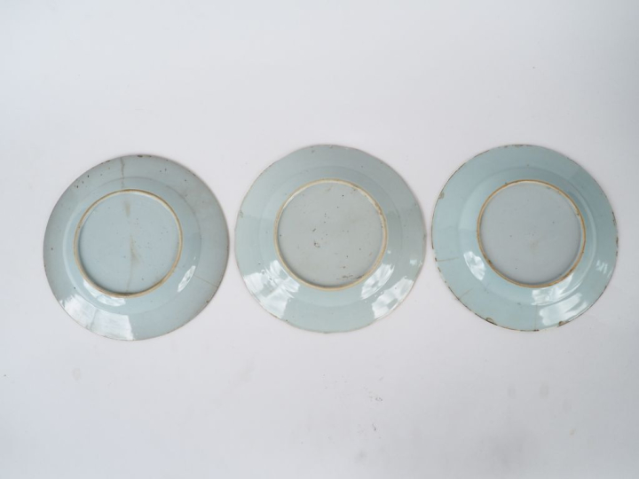 3 assiettes en porcelaine bleu blanc, décor de bambous, de pivoiniers,