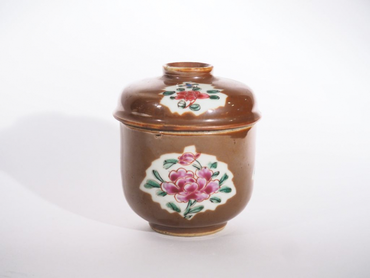 Bouillon couvert en porcelaine décor floral en émaux de la famille ros