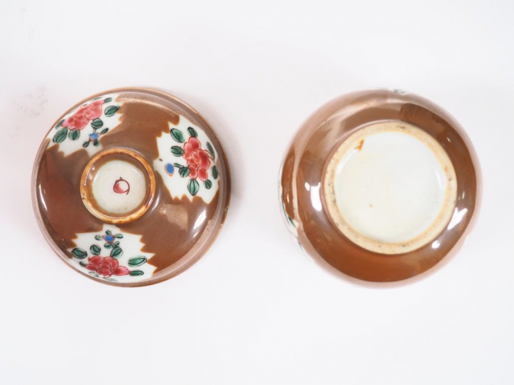 Bouillon couvert en porcelaine décor floral en émaux de la famille ros