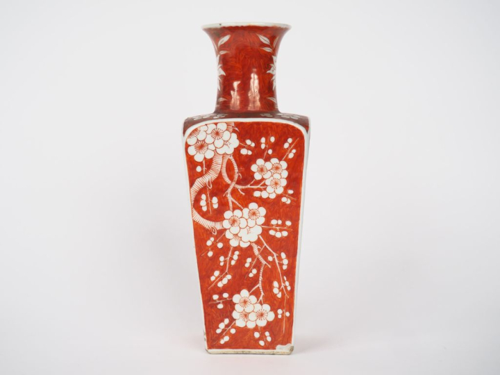 Chine, époque Qing, Vase quadrangulaire à col évasé en porcelaine émai