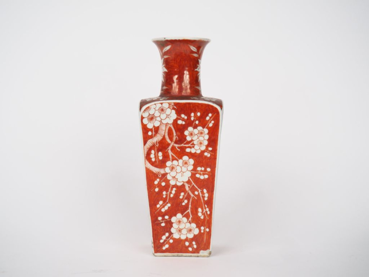 Chine, époque Qing, Vase quadrangulaire à col évasé en porcelaine émai