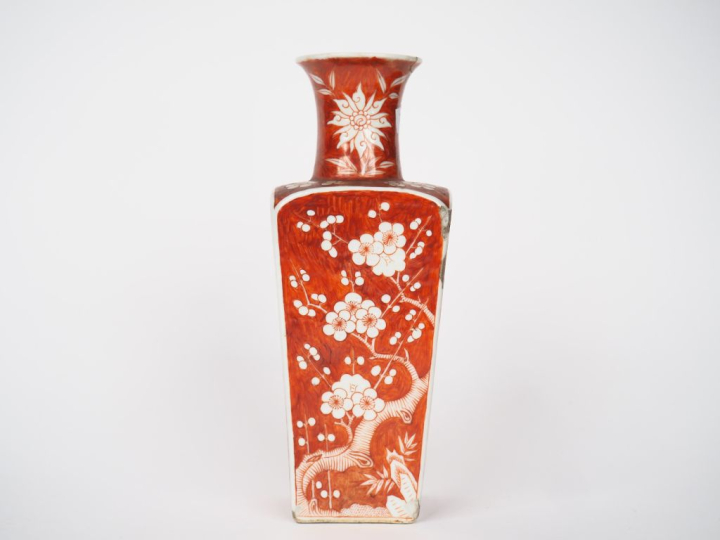Chine, époque Qing, Vase quadrangulaire à col évasé en porcelaine émai