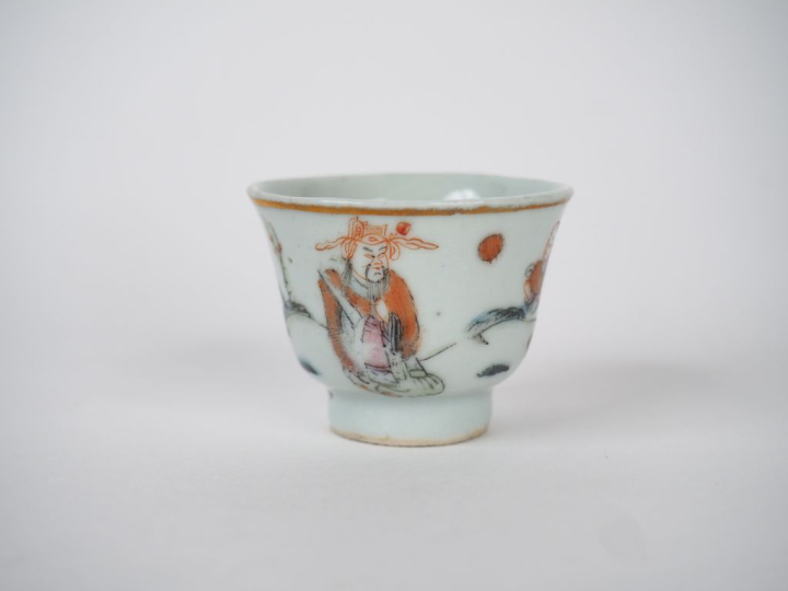 Petit sorbet en porcelaine famille rose, décor d'un jeune disciple pré