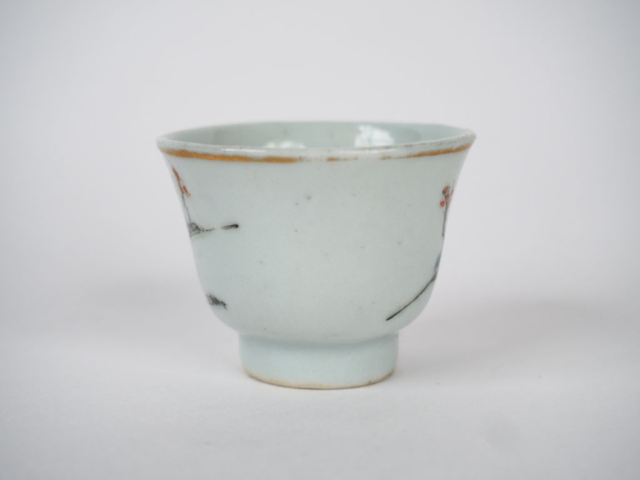 Petit sorbet en porcelaine famille rose, décor d'un jeune disciple pré