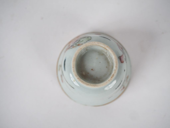 Petit sorbet en porcelaine famille rose, décor d'un jeune disciple pré