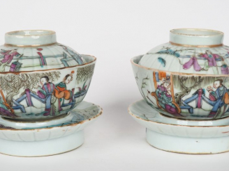 Vente aux enchères Paire de coupes couvertes avec leur présentoir en porcelaine et émaux 
