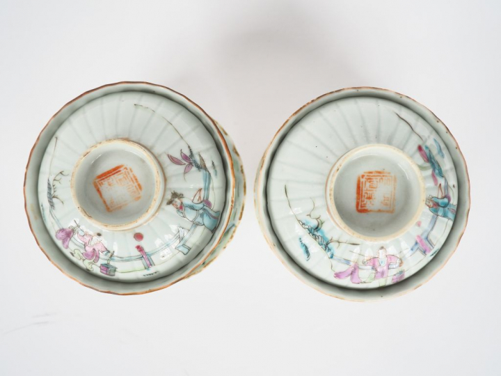 Paire de coupes couvertes avec leur présentoir en porcelaine et émaux 