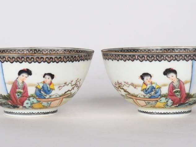 Paire de coupes en porcelaine demi coquille décor en émaux style famil