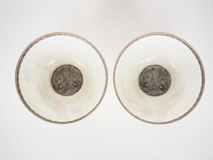 Paire de coupes en porcelaine demi coquille décor en émaux style famil