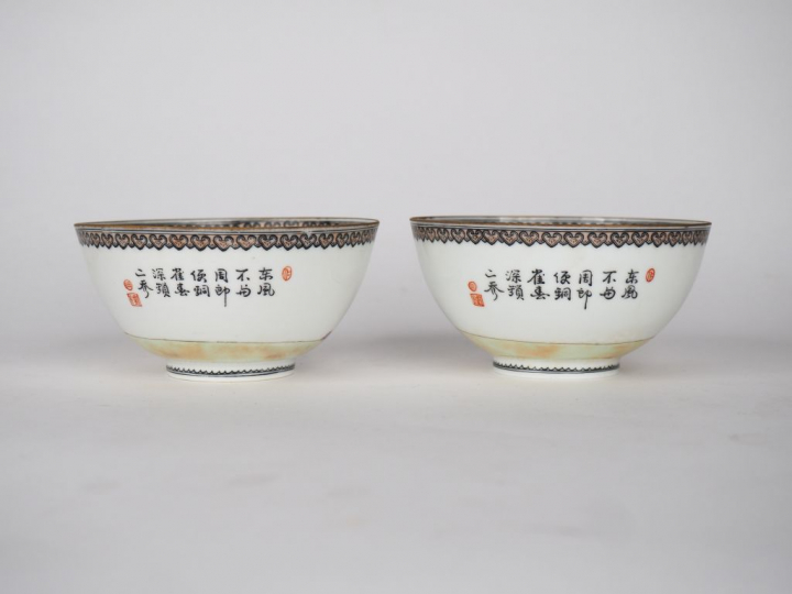 Paire de coupes en porcelaine demi coquille décor en émaux style famil