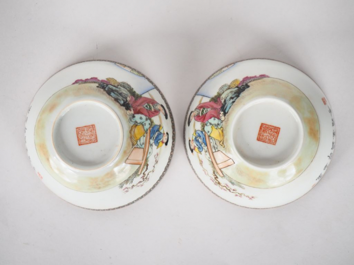 Paire de coupes en porcelaine demi coquille décor en émaux style famil