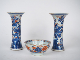 Vente aux enchères Paire de vases cornet en porcelaine et émaux "'Imari chinois" décor de