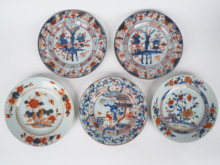 Paire d'assiettes décor mobilier  3 assiettes à décor Imari chinois Ch
