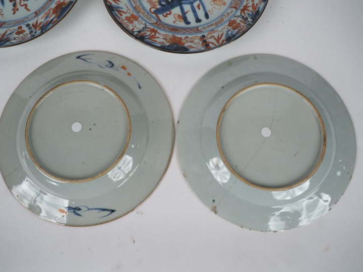 Paire d'assiettes décor mobilier  3 assiettes à décor Imari chinois Ch