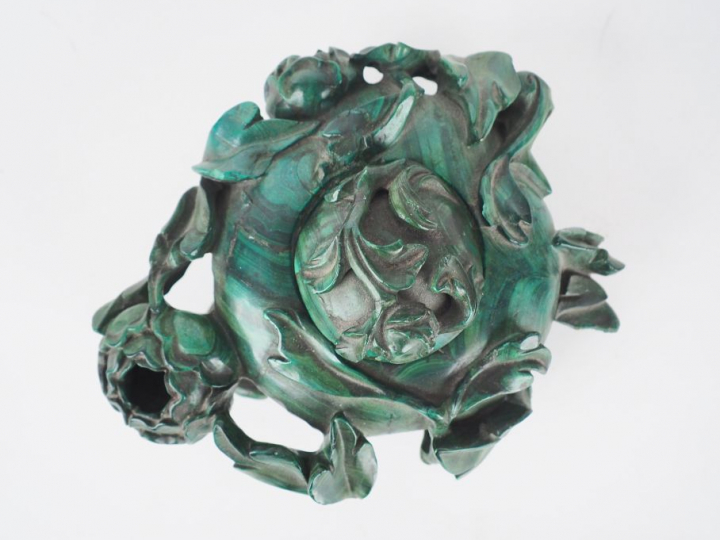 Chine, vers 1930, Coupe couverte en malachite forme de bouton de pivoi