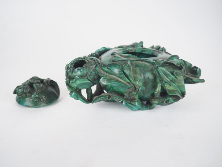 Chine, vers 1930, Coupe couverte en malachite forme de bouton de pivoi