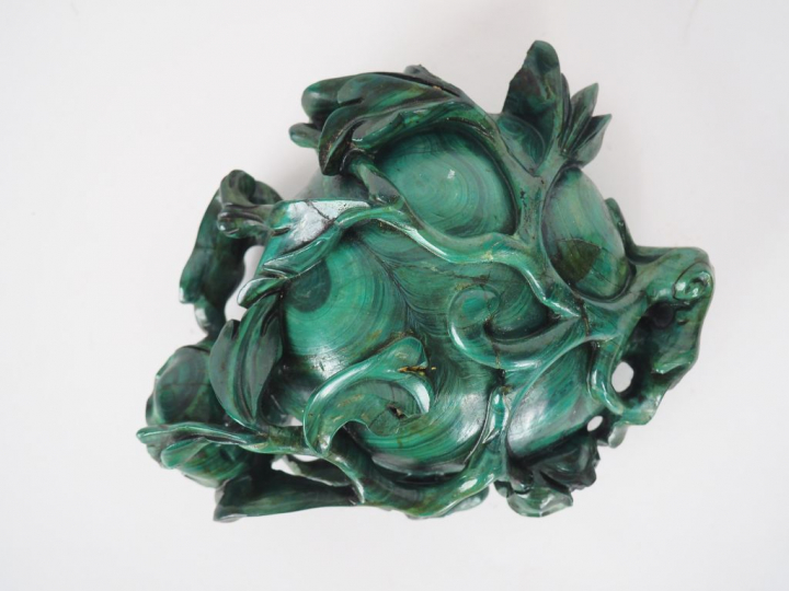 Chine, vers 1930, Coupe couverte en malachite forme de bouton de pivoi