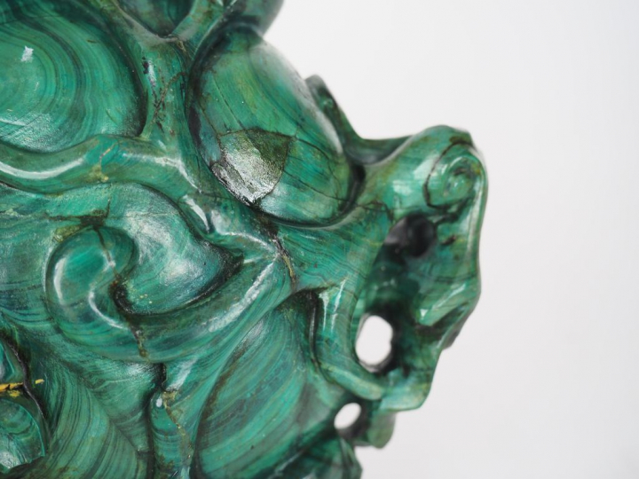 Chine, vers 1930, Coupe couverte en malachite forme de bouton de pivoi
