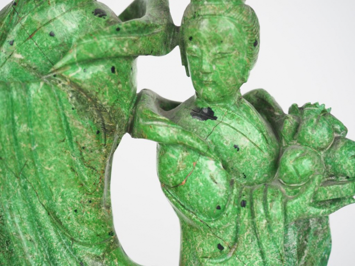 Chine, vers 1950, Groupe en malachite figurant deux déesses du printem