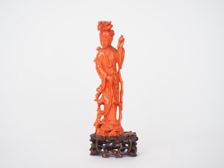 Statuette en corail "déesse du printemps debout sur des nuages"  H. 13