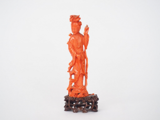 Vente aux enchères Statuette en corail "déesse du printemps debout sur des nuages"  H. 13