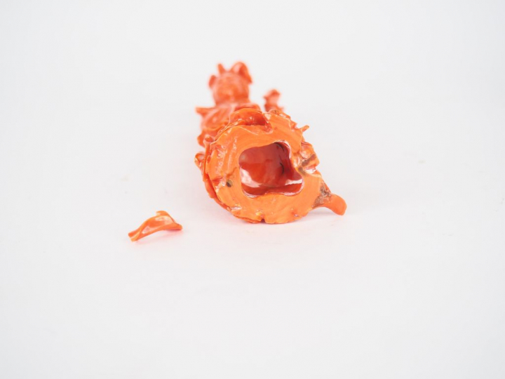 Statuette en corail "déesse du printemps debout sur des nuages"  H. 13