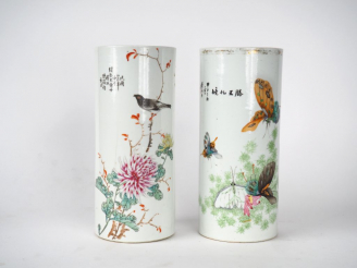 Vente aux enchères Deux vases cylindriques en porcelaine émaux famille rose, l'un à décor