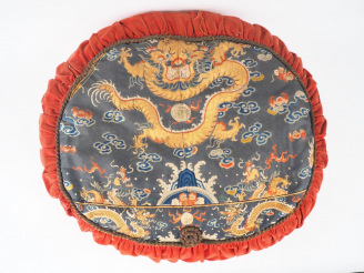 Vente aux enchères Coussin orné d'un élément en broderie soie et lin , broderie au fil d'