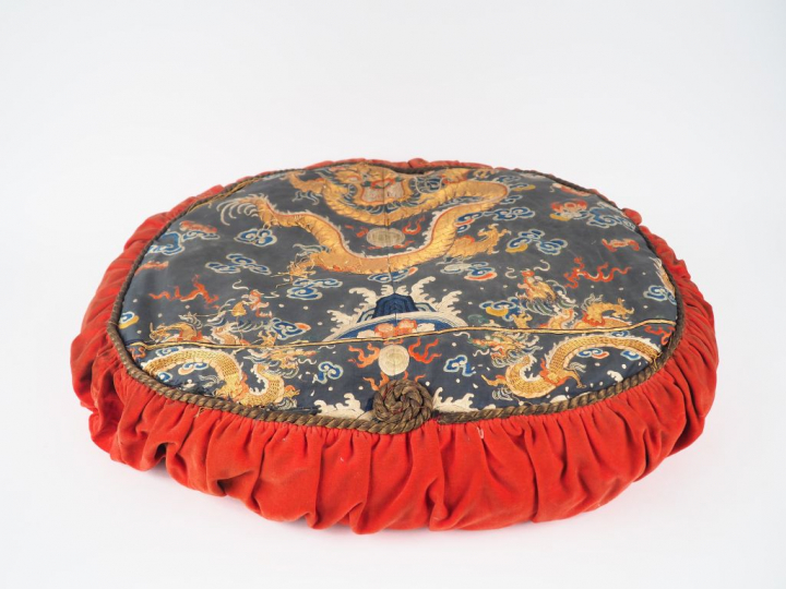 Coussin orné d'un élément en broderie soie et lin , broderie au fil d'