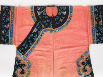 Vente aux enchères Robe d'été fond rose et bordure de camaieu de bleu et de vert, décor d
