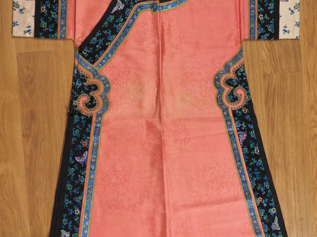 Robe d'été fond rose et bordure de camaieu de bleu et de vert, décor d