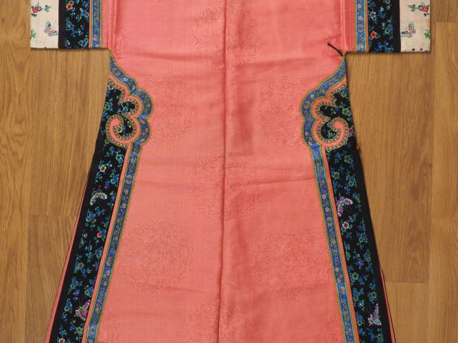 Robe d'été fond rose et bordure de camaieu de bleu et de vert, décor d