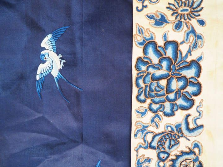 Veste en soie bleu nuit finement brodée en camaieu de bleu d'échassier
