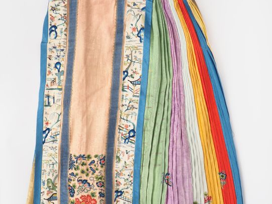 Ensemble de trois jupes en soie et lin brodé l'une à décor de lions po