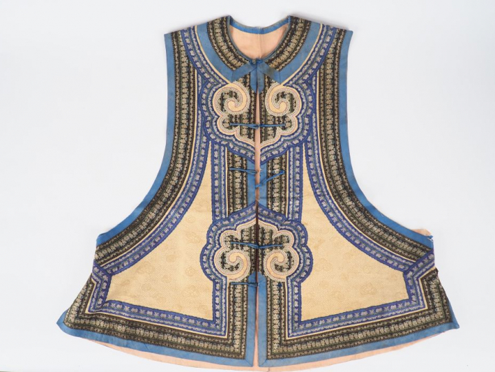 Gilet en soie et lin brodé finement décoré de Ruyi et de guirlandes de