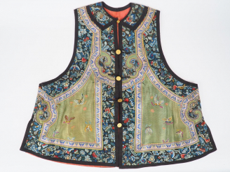 Vente aux enchères Gilet de soie et lin brodé, décor en camaieu vert de papillons , bordu