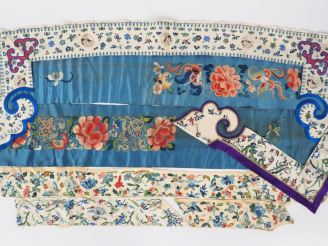 Vente aux enchères Chûtes et bandes en soie sur fond bleu et crème à décor de papillons, 