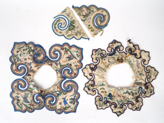 Vente aux enchères Deux cols de robe, décor polychrome d'échassiers, de fleurs et de chev