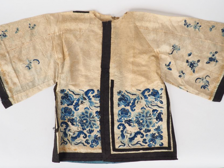 - Gilet en soie décor floral en camaieu de bleu sur fond crème  - band