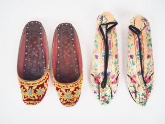 Vente aux enchères Deux paires de chaussures de femme en soie et lin brodé