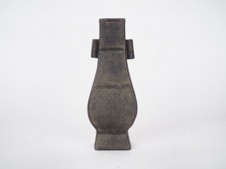 Vente aux enchères Vase à flèche en bronze à patine claire, décor finement ciselé de moti