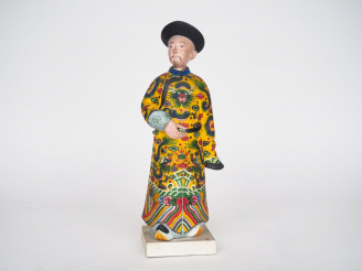 Vente aux enchères Statuette en terre cuite représentant un mandarin manchu debout, tête 