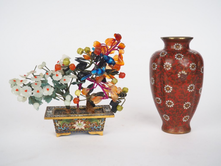 Chine, vers 1930, Ensemble comprenant :  - une jardinière en émaux clo