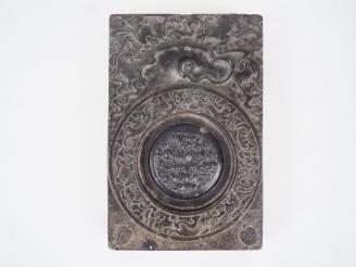Vente aux enchères Importante pierre à encre en pierre de Duan sculptée de dragons et de 