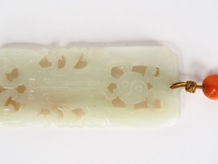 Pendentif en jade céladon représentant un dragon entouré de deux phéni